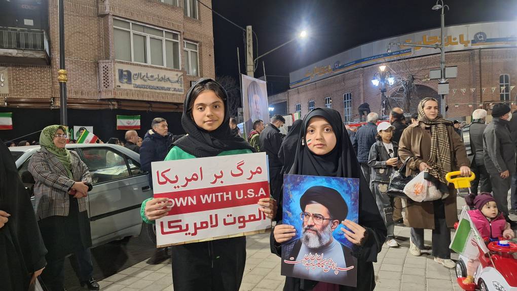تجمع مردم ولایی وانقلابی شهرستان خوی در مرکز این شهر برای بیعت مجدد با رهبر انقلاب اسلامی