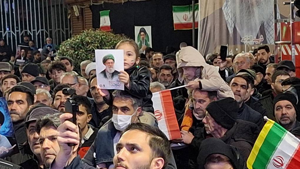 تجمع مردم ولایی وانقلابی شهرستان خوی در مرکز این شهر برای بیعت مجدد با رهبر انقلاب اسلامی