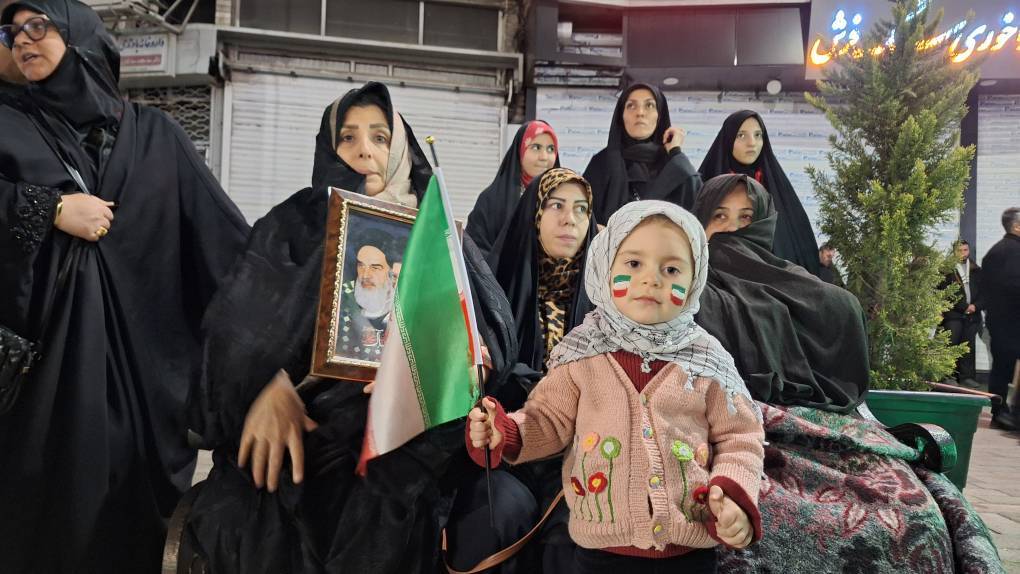 تجمع مردم ولایی وانقلابی شهرستان خوی در مرکز این شهر برای بیعت مجدد با رهبر انقلاب اسلامی
