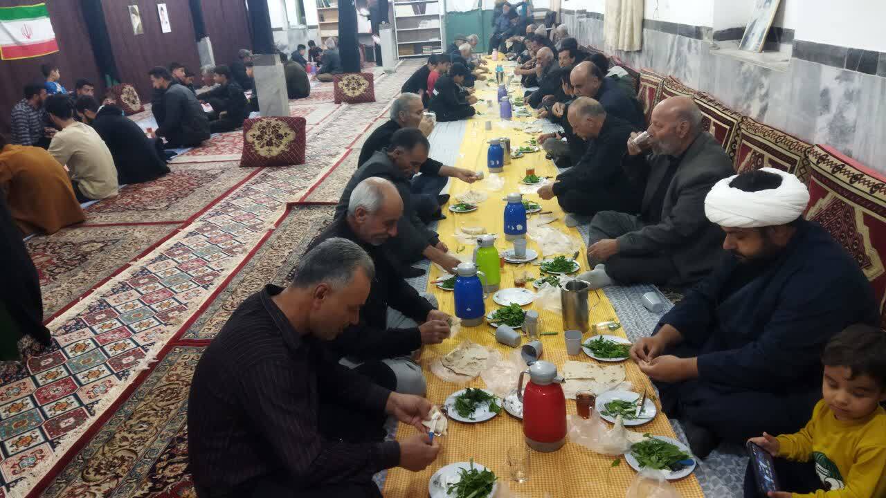 پهن شدن سفره پر برکت افطاری در روستای ده محمد + عکس