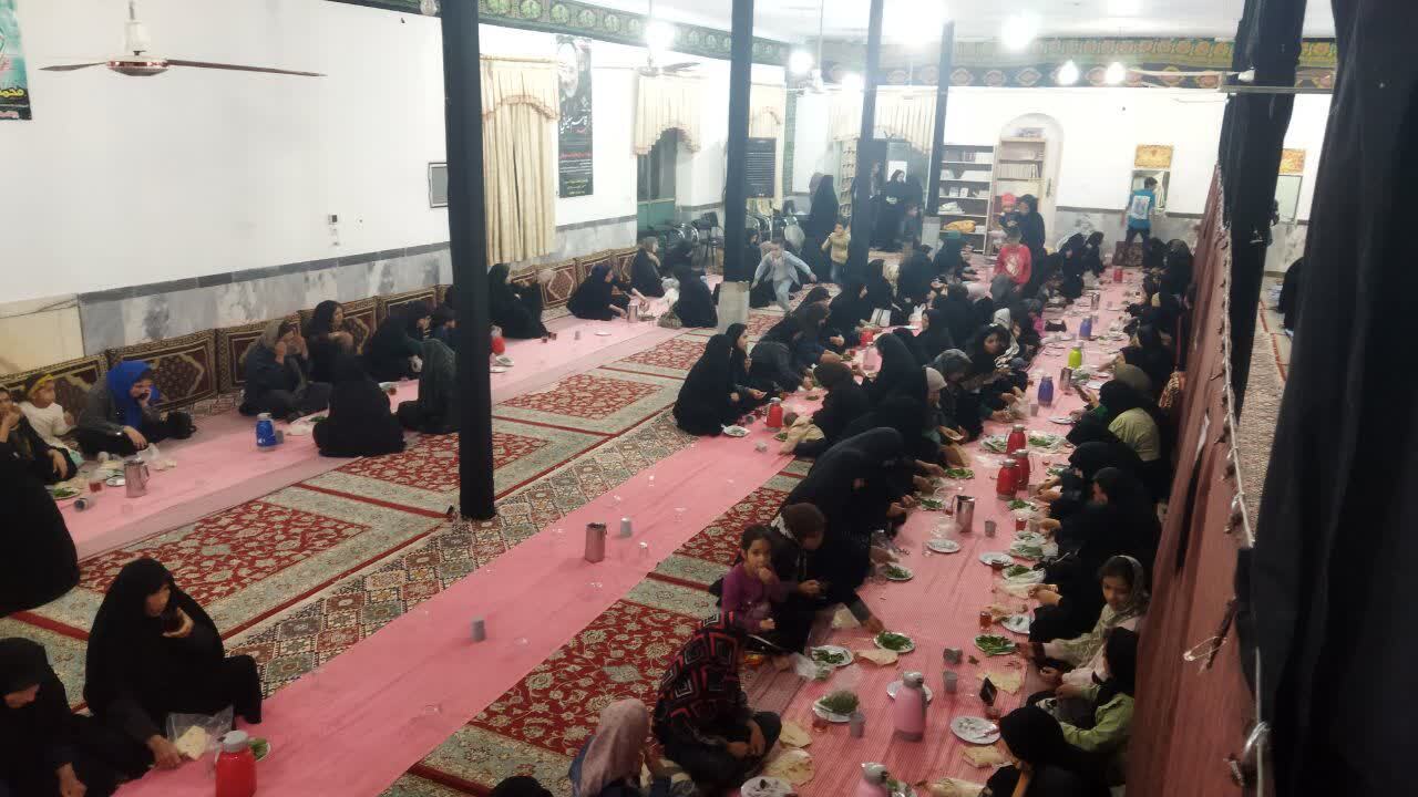 پهن شدن سفره پر برکت افطاری در روستای ده محمد