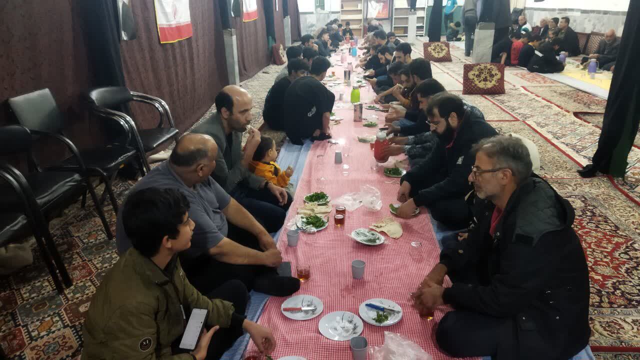 پهن شدن سفره پر برکت افطاری در روستای ده محمد