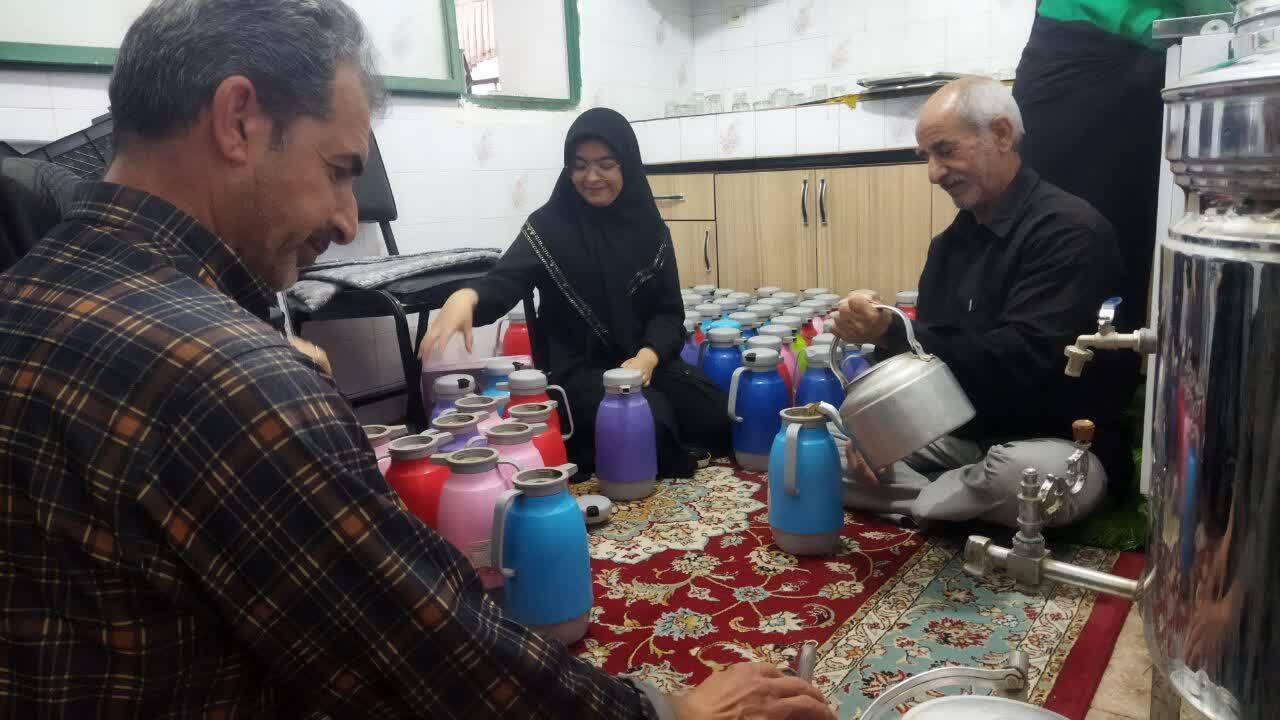 پهن شدن سفره پر برکت افطاری در روستای ده محمد