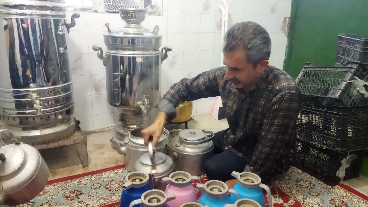 پهن شدن سفره پر برکت افطاری در روستای ده محمد