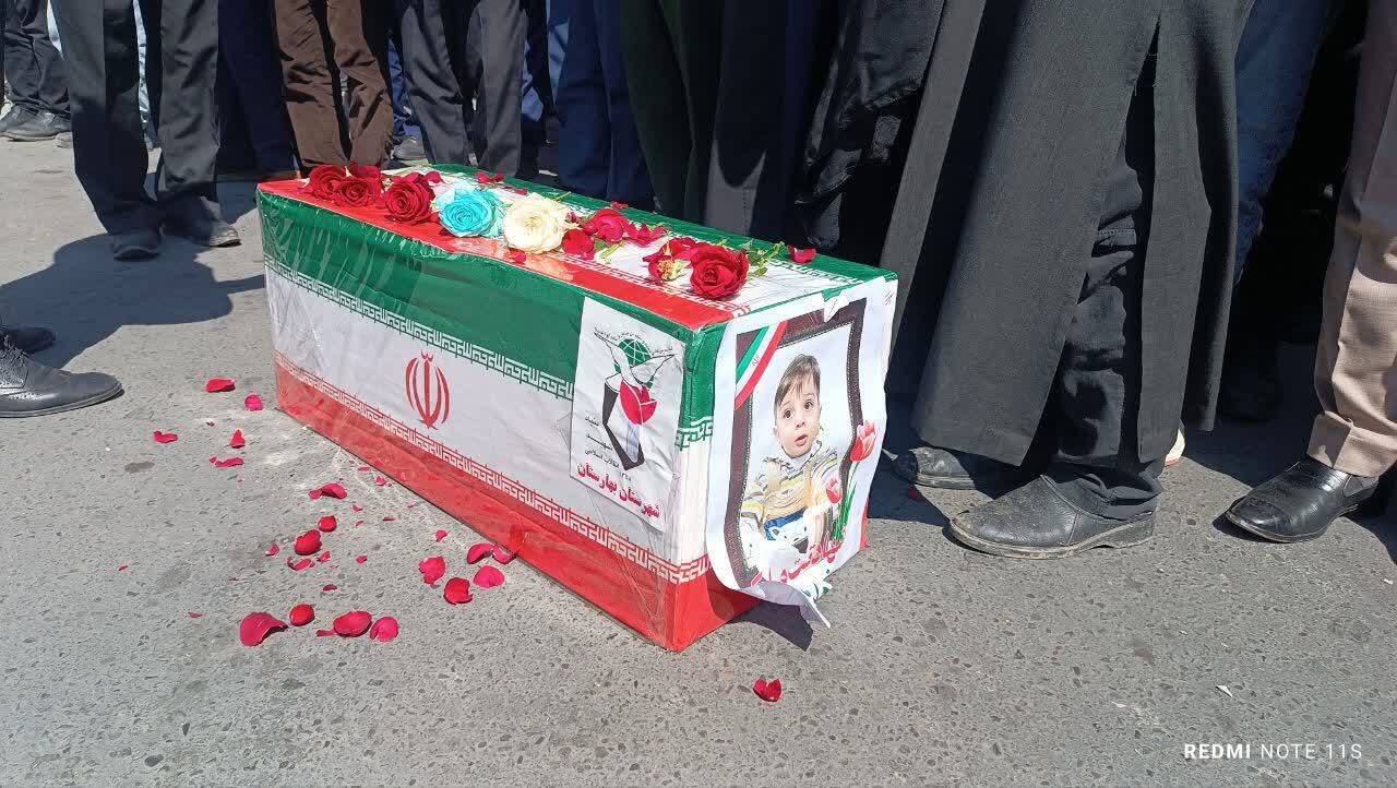 تشییع باشکوه شهید ۱۴ ماهه &laquo;فرهان روحی&raquo; در بهارستان