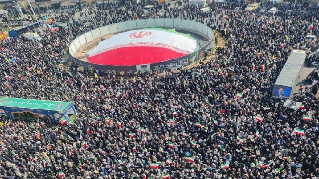 مراسم تشییع قهرمانان ناو دنا، علی لاریجانی و سردار غلامرضا سلیمانی برگزار شد