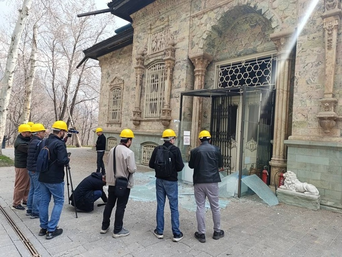 باشگاه خبرنگاران -بازدید رسانه‌های بین‌المللی از آثار حملات آمریکا و رژیم صهیونی در مجموعه فرهنگی‌ ـ‌ تاریخی سعدآباد/ روایت زخم بر میراث ملت ایران