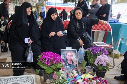 آخرین پنجشنبه سال در کنار مزار شهدای مقاومت ملی در قطعه ۴۲ بهشت زهرا (س)