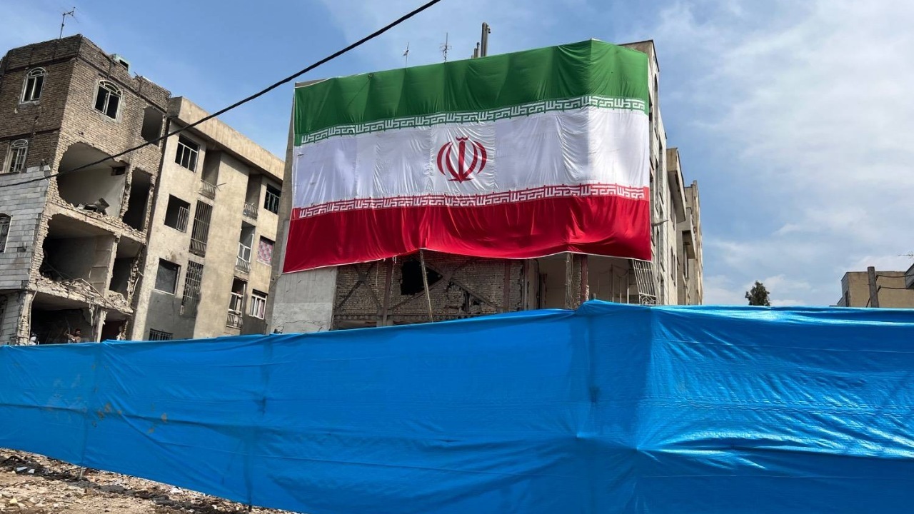 نصب ابرنما‌ی پرچم ایران بر جداره ساختمان آسیب‌دیده بزرگراه شهید باقری