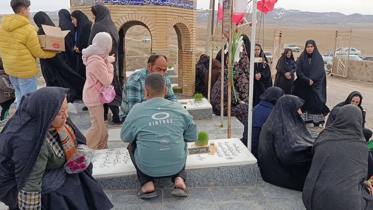 حال و هوای آخرین پنجشنبه سال در مزار شهدای روستای شهید پرور توآباد حال و هوای آخرین پنجشنبه سال در مزار شهدای روستای شهید پرور توآباد