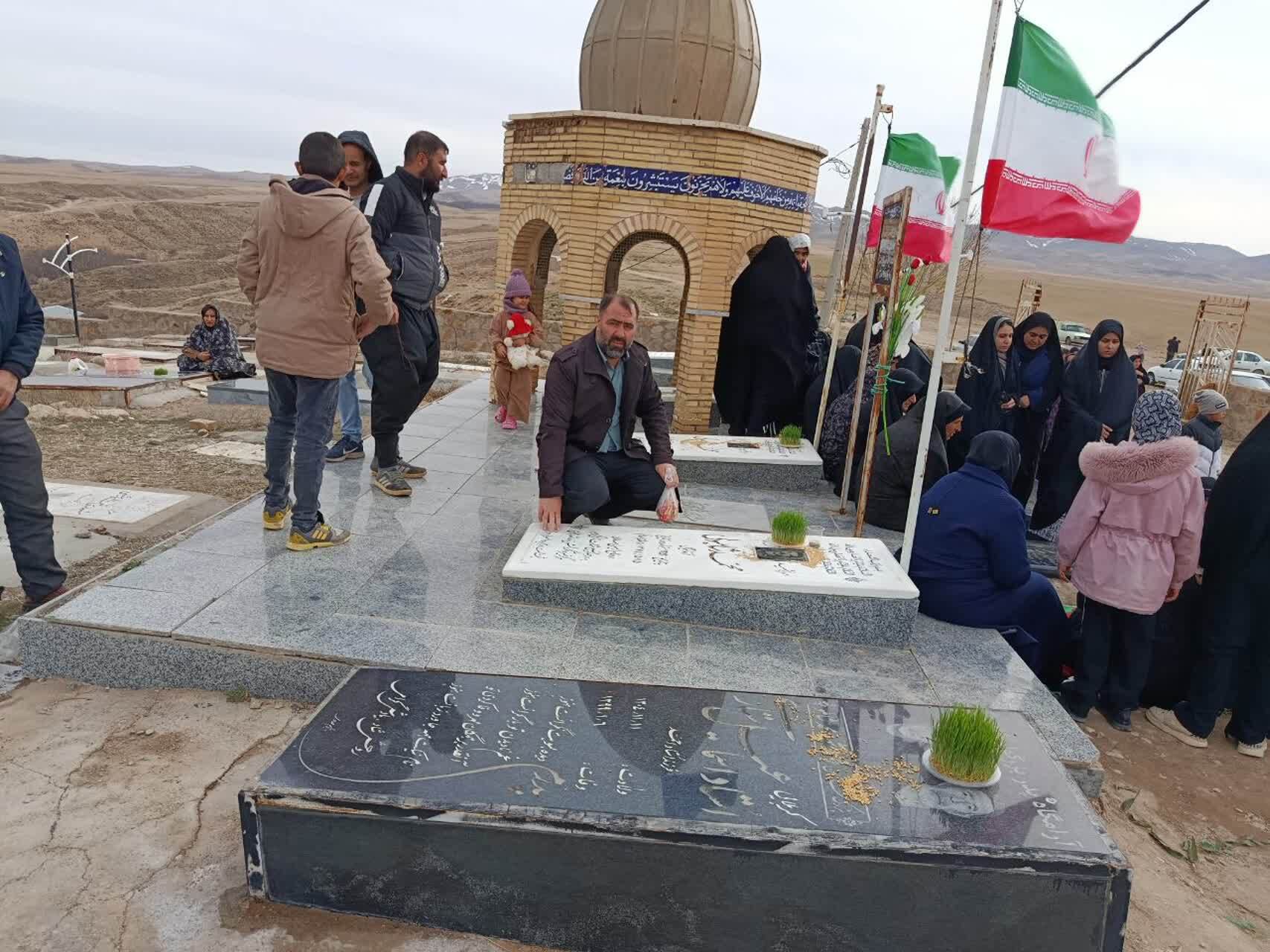حال و هوای آخرین پنجشنبه سال در مزار شهدای روستای شهید پرور توآباد حال و هوای آخرین پنجشنبه سال در مزار شهدای روستای شهید پرور توآباد