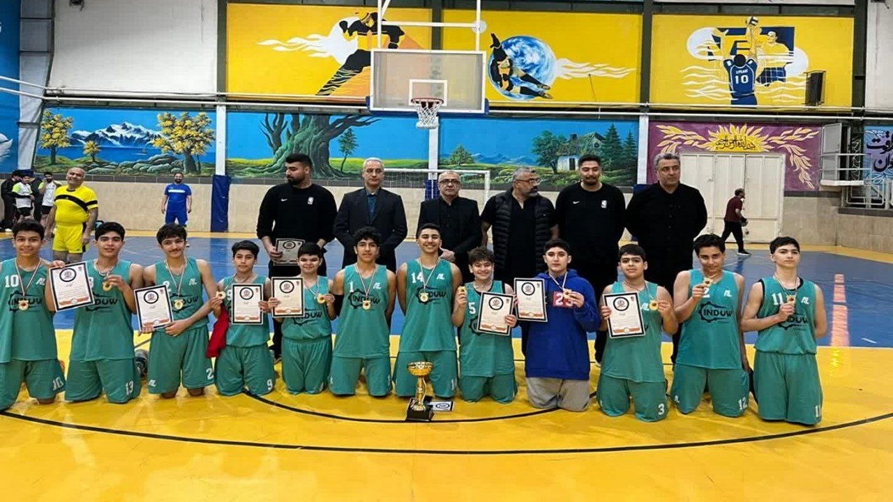 نونهالان ساروی بر بام مازندران
