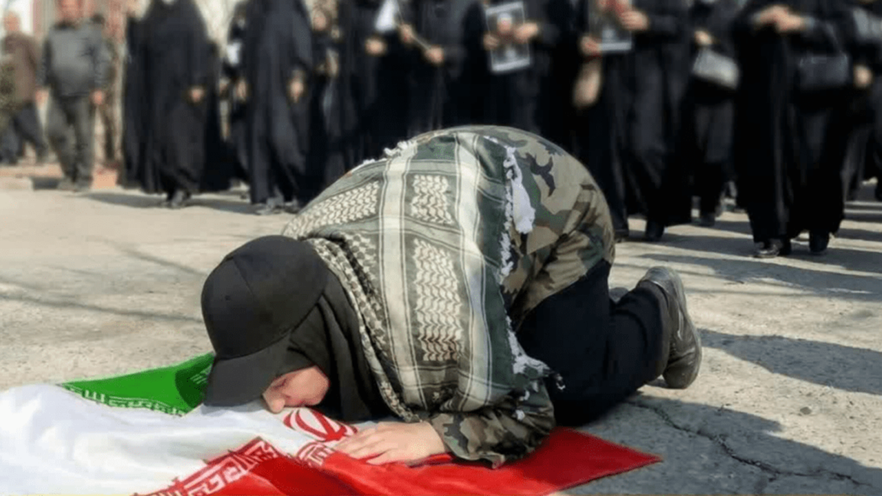راز دفاع بی‌تردید از حق و سجده دختر دانشجو بر پرچم مقدس ایران