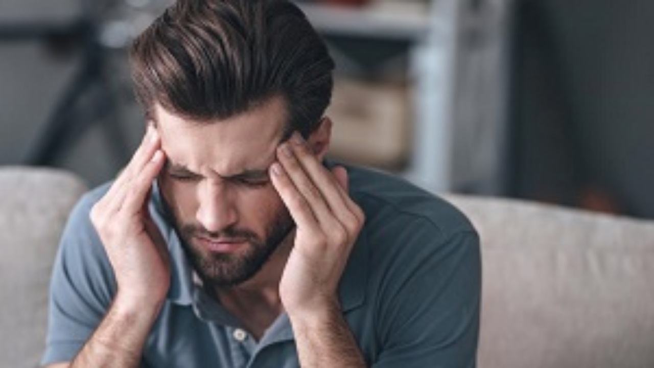 چرا هنگام روزه‌داری سردرد می‌گیریم؟ + فیلم