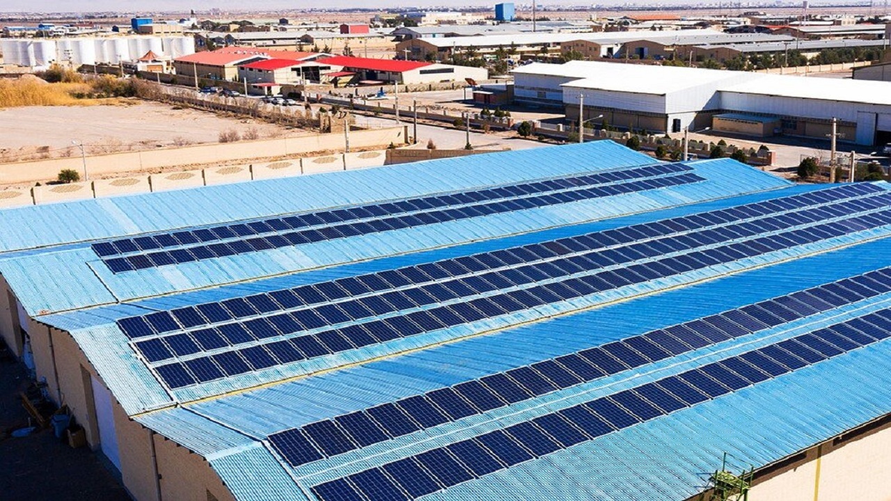 ظرفیت تولید ۱۰۰ مگاوات انرژی خورشیدی روی سقف واحد‌های صنعتی قم