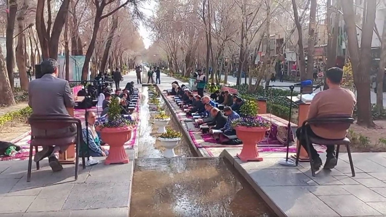 قرائت دسته‌جمعی قرآن در چهارباغ اصفهان + فیلم