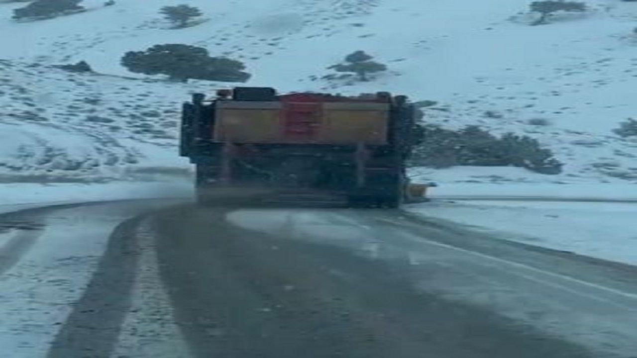 عملیات برفروبی ونمک پاشی محور توسکستان به شاهرود و شاهکوه