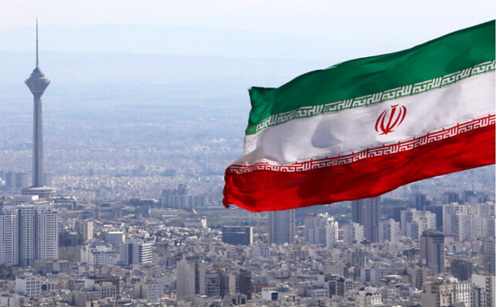 عجیب اما واقعی؛ پرچم کشورت را آتش بزن تا وطن‌دوست صدایت کنند!