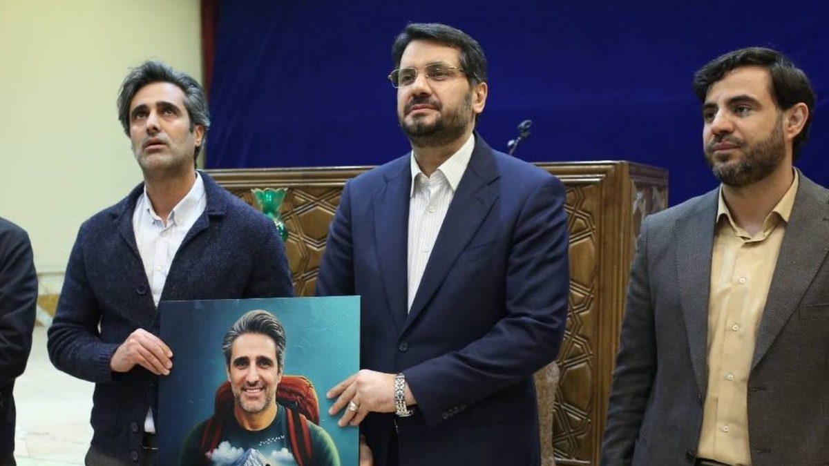باشگاه خبرنگاران -تجلیل از جواد قارایی، مستندساز گردشگری ایران، در نشست جوانان و نخبگان فعال
