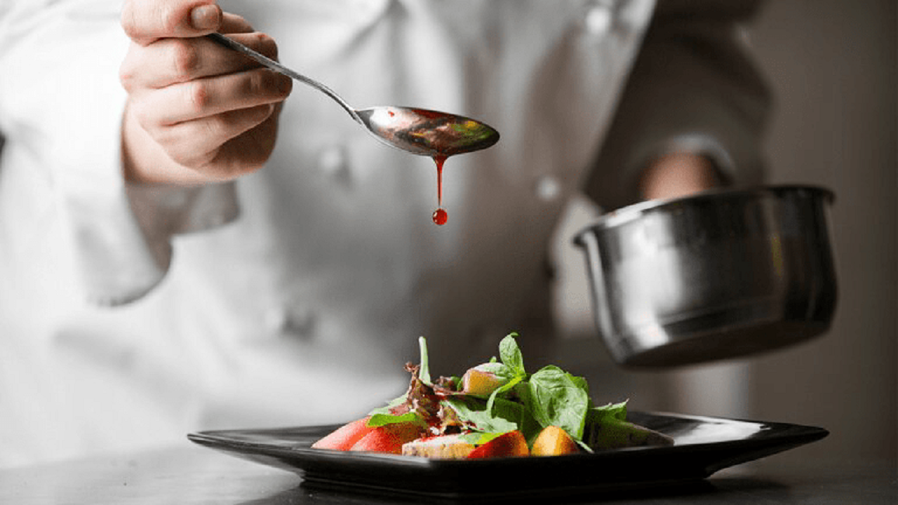حکم مراجع تقلید برای چشیدن و جویدن غذا در زمان روزه‌داری