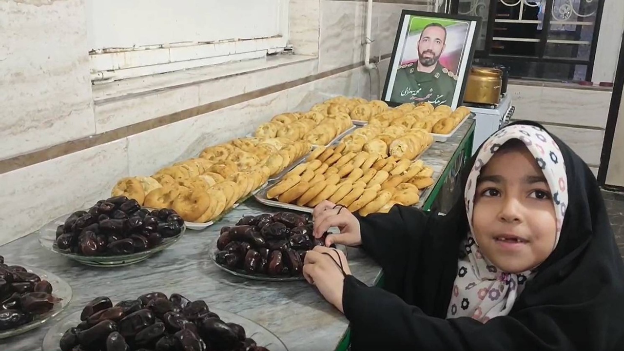 برپایی سفره افطاری از سوی خانواده شهید محمد سهرابی در روستای تکه