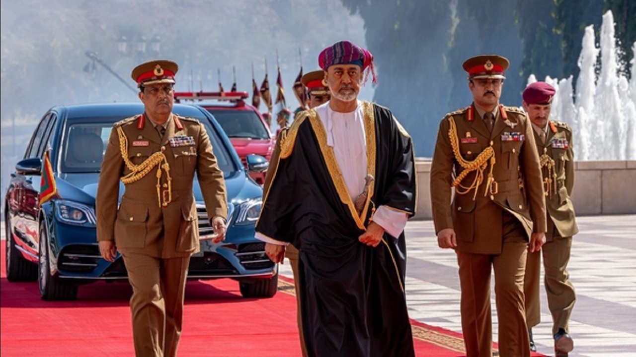 سلطان عمان برای گفت‌وگو با پوتین عازم مسکو شد