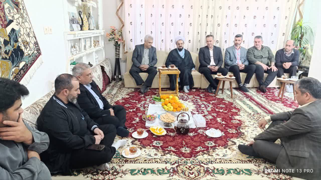دیدار جمعی از مسئولان با خانواده شهید سید جعفر عبادیان در امیر کلا