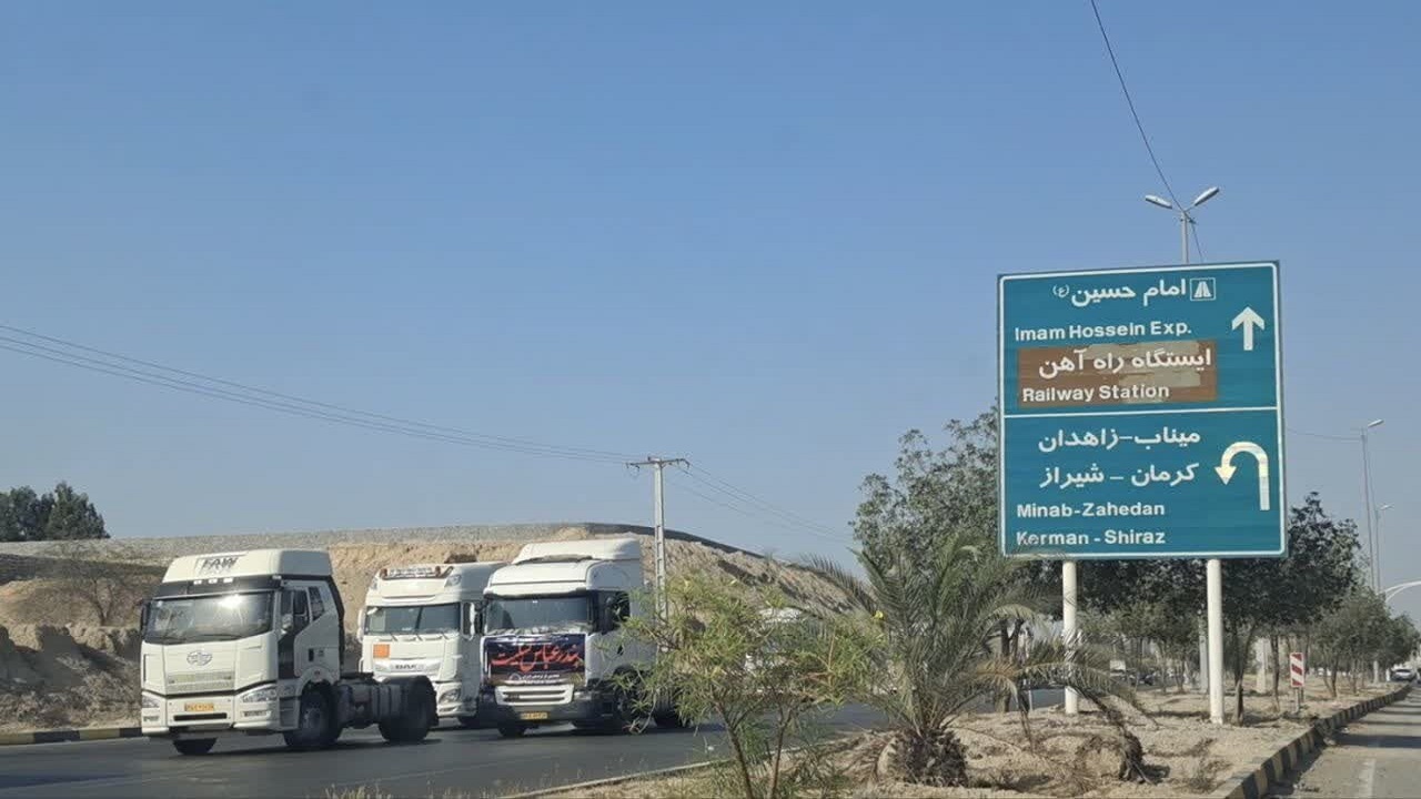 رژه کامیون‌داران بندرعباس به یاد جانباختگان حادثه بندر شهید رجایی+ فیلم