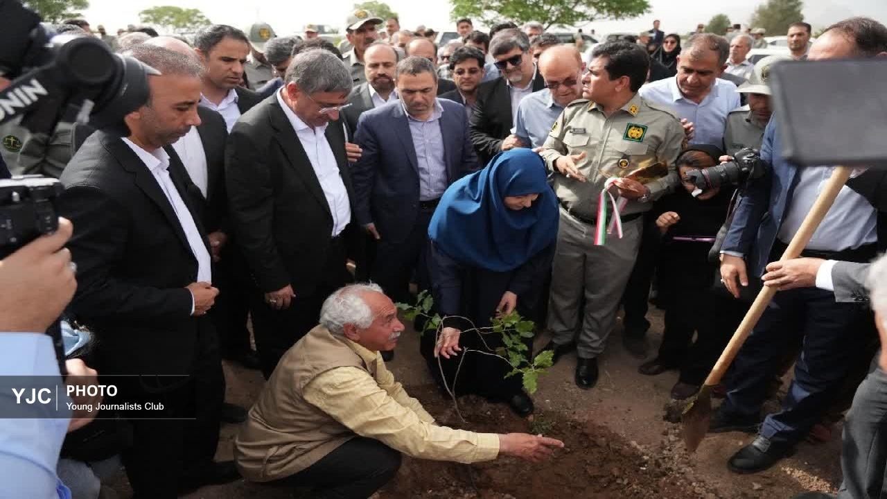 ورود معاون رئیس‌جمهور به لرستان با کاشت درخت در کمالوند خرم آباد