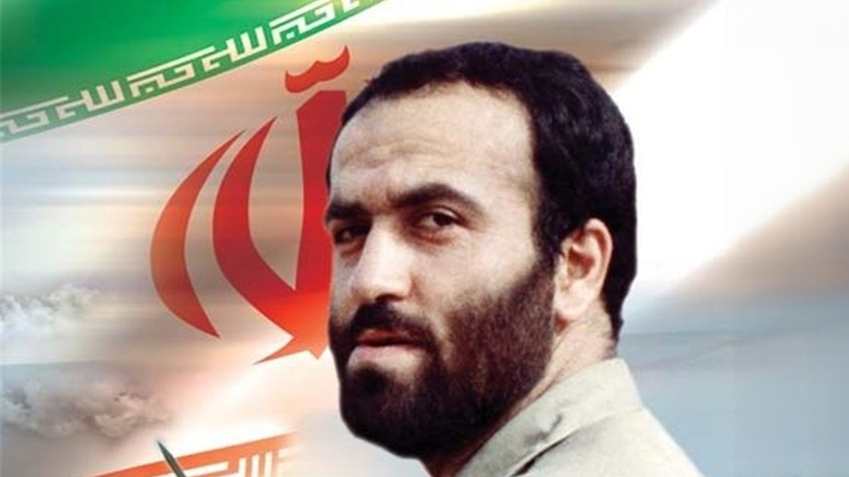 تصاویری از حضور شهید حاج قاسم سلیمانی در حرم امام رضا (ع)