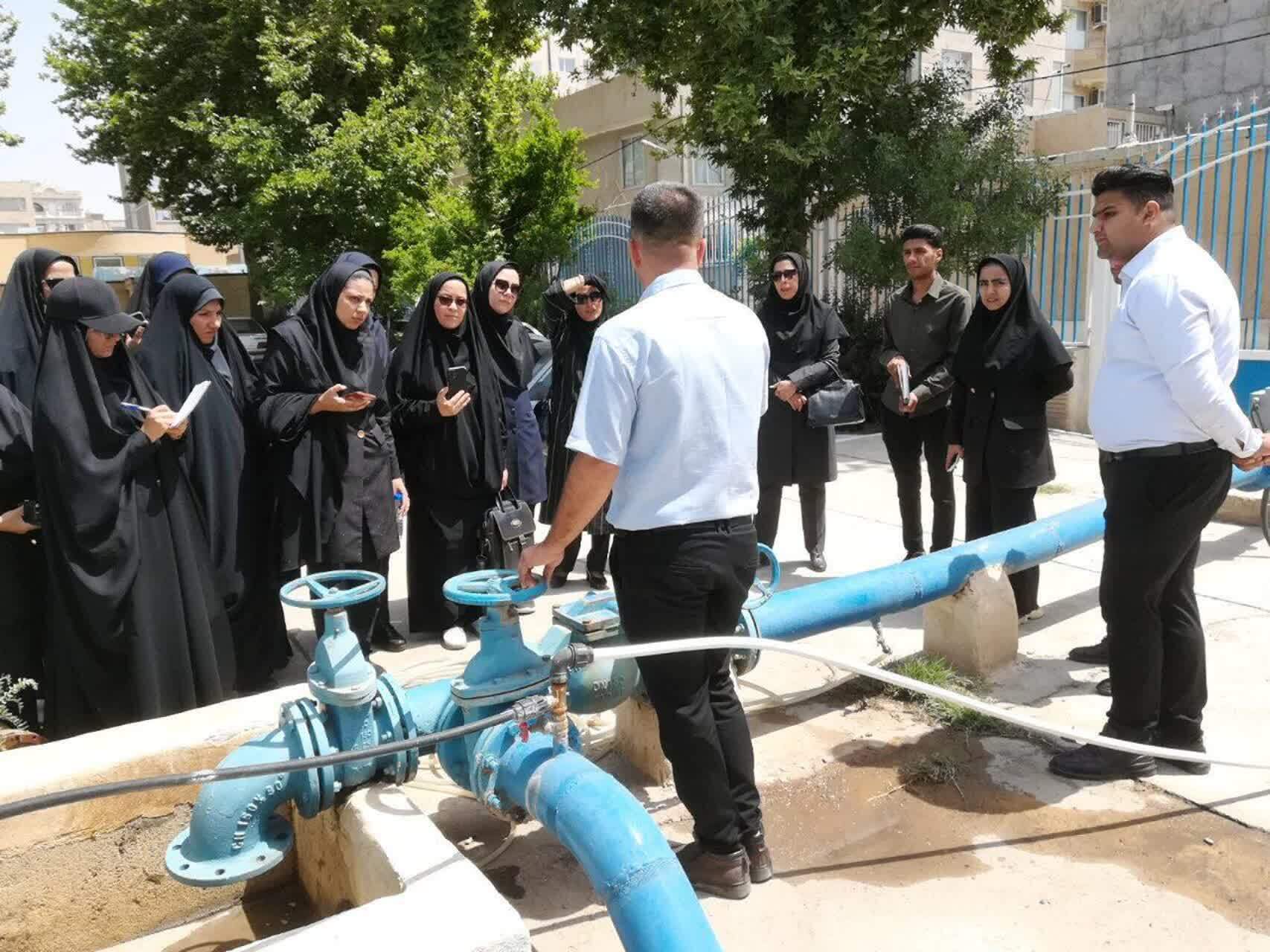 بازدید دانشجویان از سامانه ارتباط با مشتریان ۱۲۲ آبفا در نیشابور