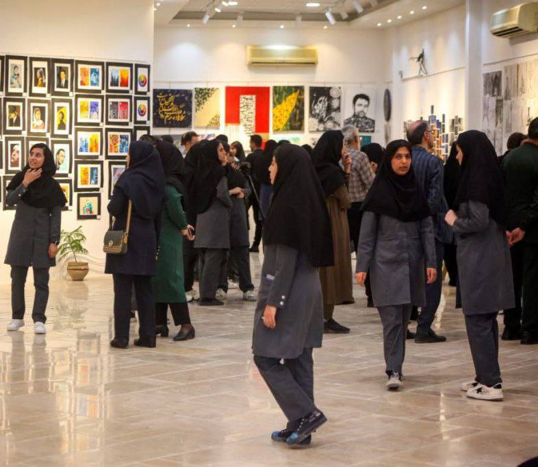 حضور دانش آموزان در نمایشگاه گرافیک