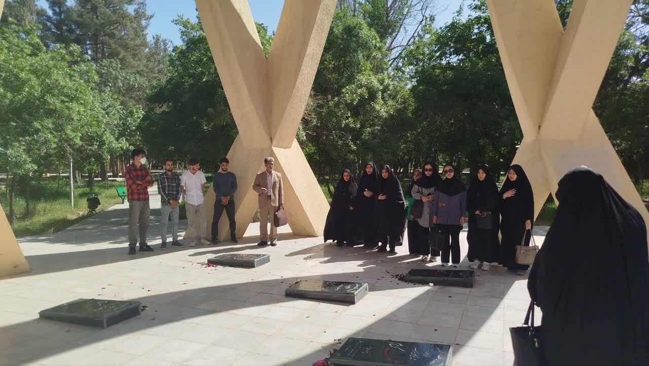 عطرافشانی مزار شهدای گمنام فریمان