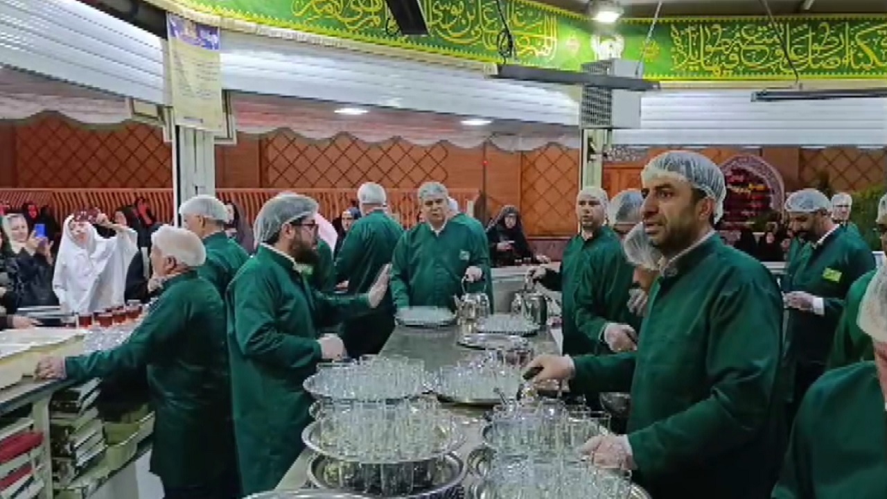 پذیرایی خادمان موکب امام رضا(ع) قزوین در چایخانه صحن غدیر+ فیلم