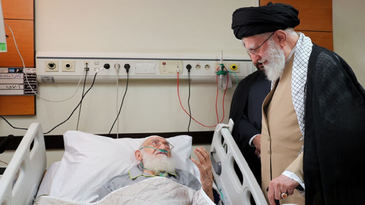 عیادت رهبر معظم انقلاب از آیت‌الله نوری همدانی