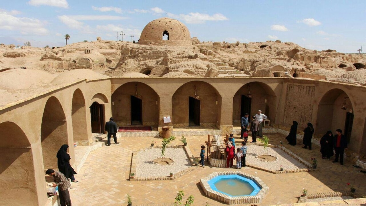 آخرین نفس‌های دردناک یک اثر تاریخی در آران و بیدگل + فیلم