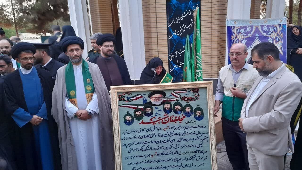 تابلو فرش دست‌باف مزین به تصاویر شهدای خدمت در قم رونمایی شد
