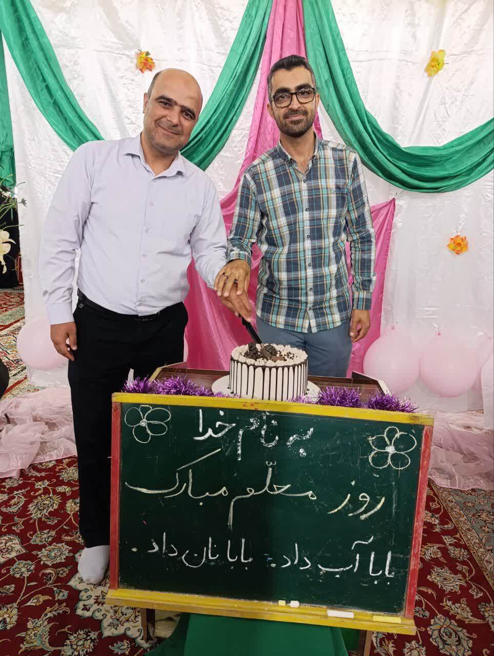 قابی خاطره انگیز از گرامیداشت معلمان روستای ده محمد قابی خاطره انگیز از گرامیداشت معلمان روستای ده محمد