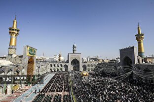 آیین تعویض پرچم گنبد منور امام‌رضا (علیه‌السلام)