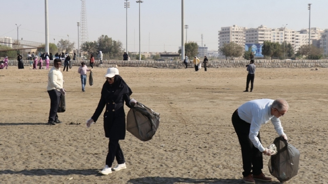 رنگ باختن زمین پاک در ساحل بندرعباس