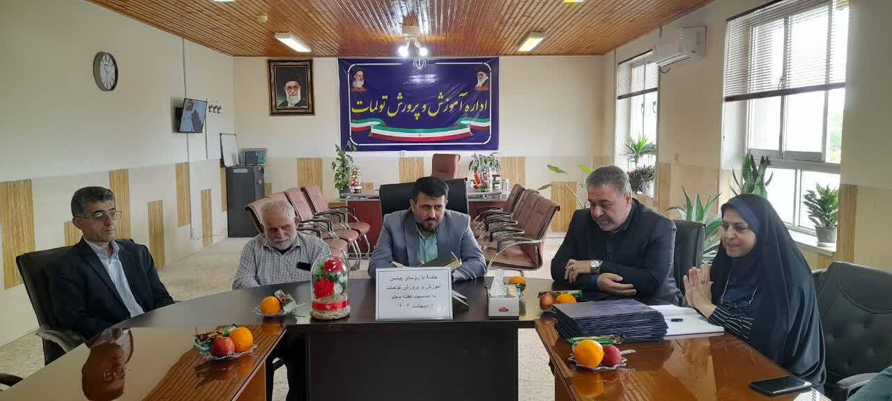 قابی خاطره انگیز از مراسم تجلیل از معلمان شهرستان تولمات قابی خاطره انگیز از مراسم تجلیل از معلمان شهرستان تولمات