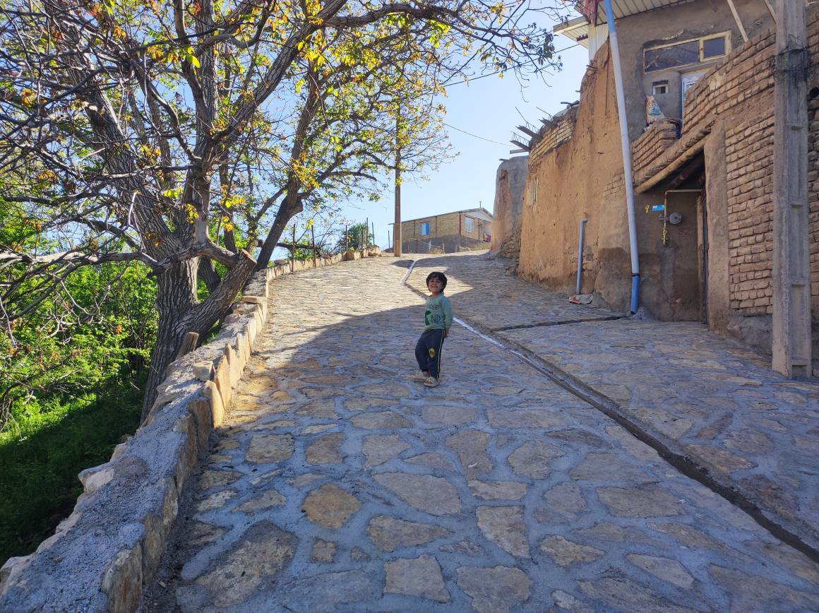 نونوار شدن معابر روستای گردشگری توآباد با اجرای ۴ هزار و پانصد متر سنگفرش