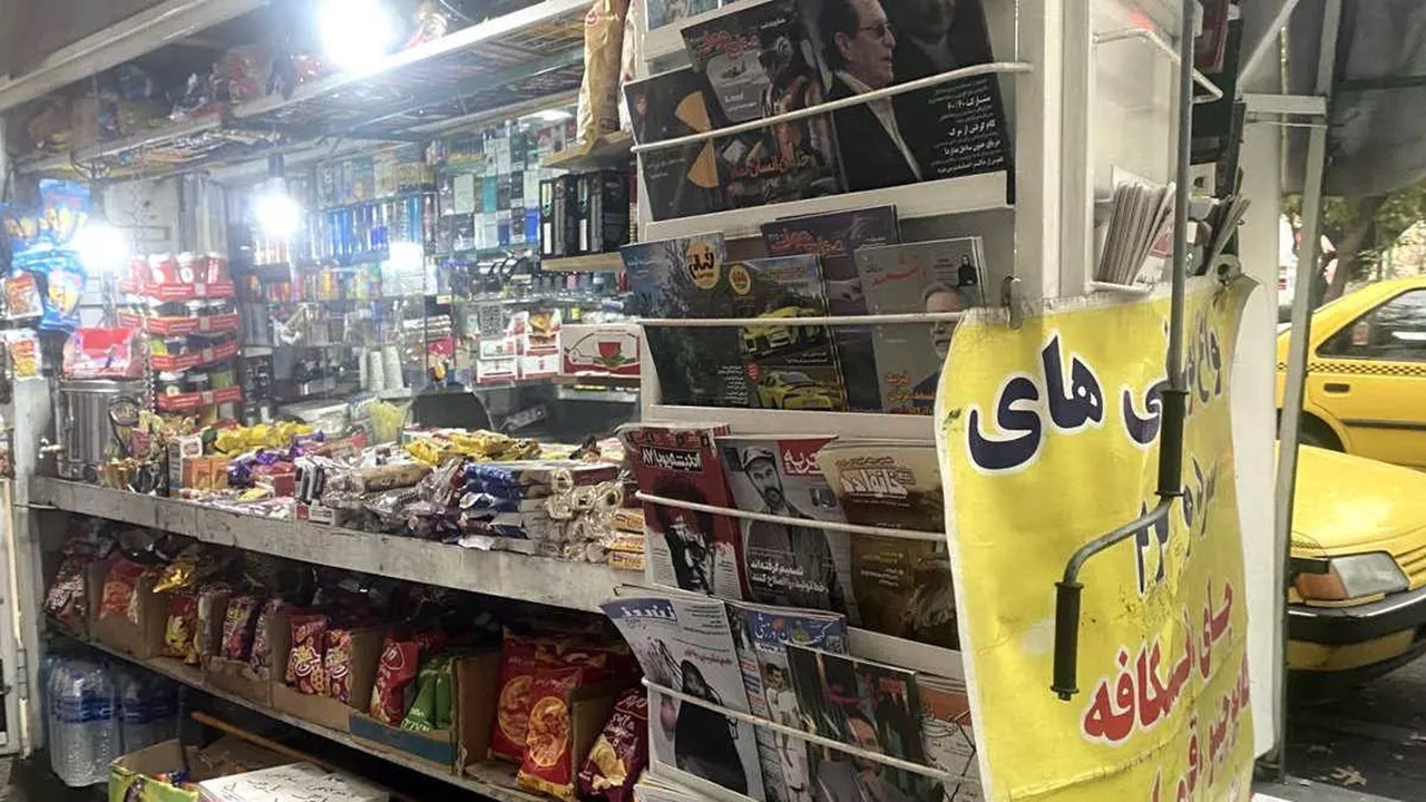 رنجش شهروندان تهرانی از روشن ماندن لامپ‌های برق در دکه‌های روزنامه فروشی تا پاسی از شب