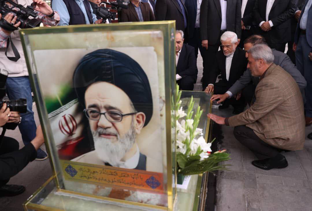 نمایی از ادای احترام عارف به امام جمعه شهید و شهدای تبریز