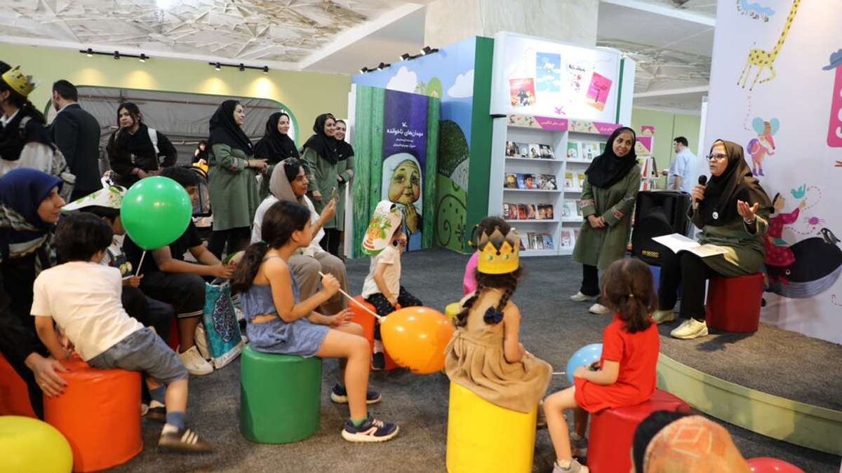 باشگاه خبرنگاران -اجرای «قصه نمایش» با مشارکت بچه‌ها در غرفه کانون