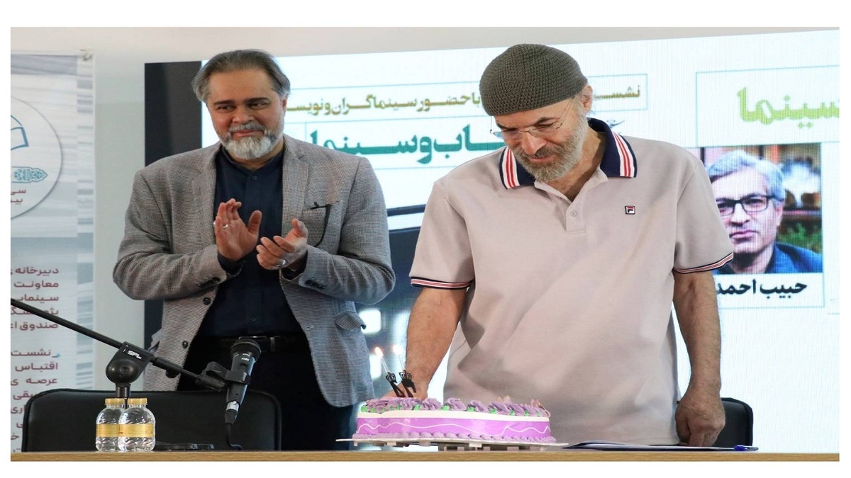 باشگاه خبرنگاران -کیانوش عیاری شمع تولد ۷۴ سالگی‌اش را در نمایشگاه کتاب فوت کرد