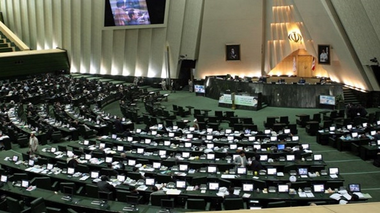 شریعتی: ساعت جلسات علنی مجلس ۶ تا ۱۰ صبح شود/ حاجی‌بابایی: دولت در تغییر ساعت مدارس تجدیدنظر کند