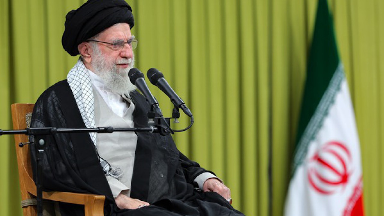 رهبر معظم انقلاب: حرف‌های رئیس‌جمهور آمریکا لایق جواب دادن نیست