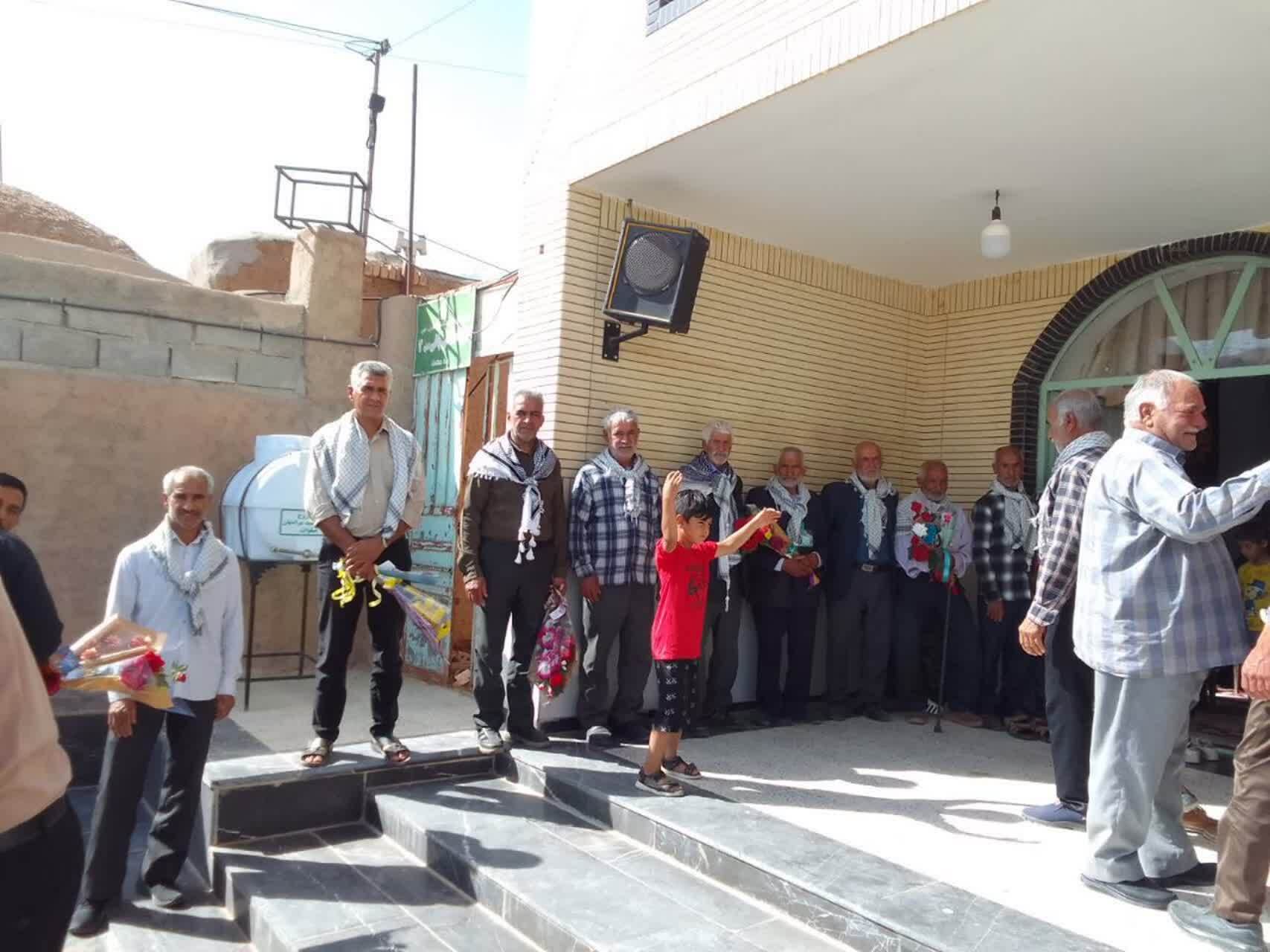 قابی خاطره انگیز از مراسم استقبال از کاروان زیارتی عتبات عالیات در روستای ده محمد