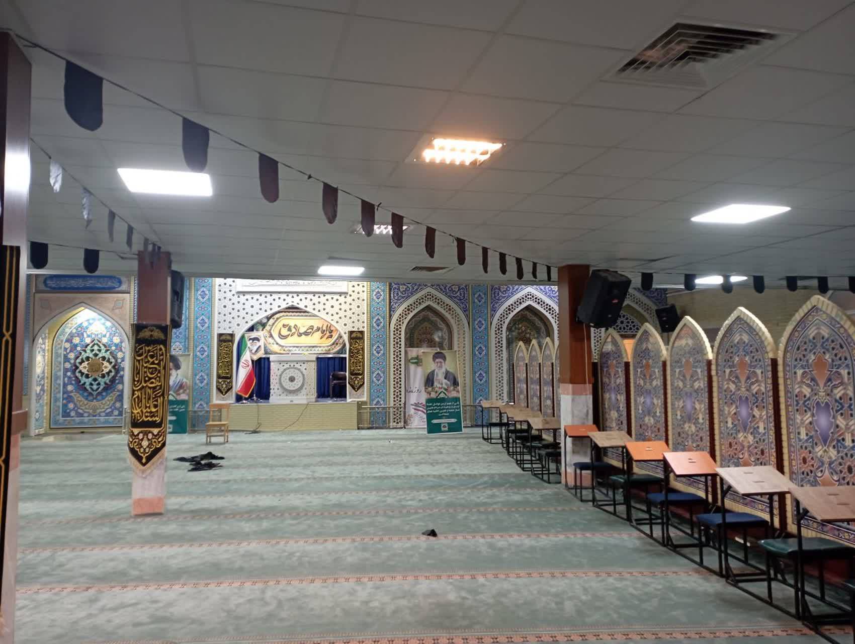 آماده سازی مصلی امام خمینی (ره) ماهدشت برای شهادت امام جعفرصادق(ع)